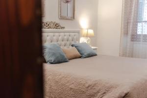 A bed or beds in a room at LA FINESTRA SUL BORGO Dimora Storica