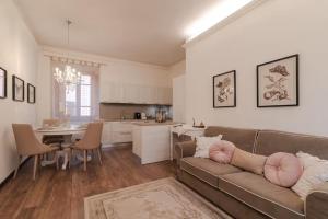 A kitchen or kitchenette at LA FINESTRA SUL BORGO Dimora Storica