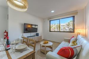 een woonkamer met een bank en een tafel bij Petite Homes Beach in El Médano