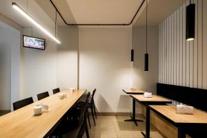 een restaurant met tafels en stoelen en een tv aan de muur bij ESCALA BUSINESS HOTEL in Chiclayo