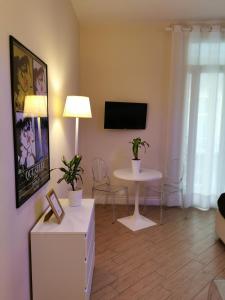 dependance22 في نابولي: غرفة معيشة مع طاولة وتلفزيون