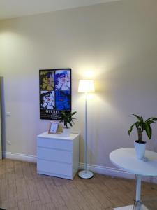 una habitación con una mesa, una lámpara y una foto en dependance22, en Nápoles