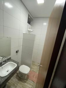 uma casa de banho com um WC e um lavatório em Hotel Hollywood em Lucas do Rio Verde