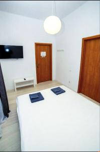 Televízia a/alebo spoločenská miestnosť v ubytovaní Atlas Hotel