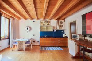 cocina con techo de madera y mesa en Bassano Porta Dieda en Bassano del Grappa