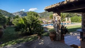 - une vue sur un complexe avec une piscine et des plantes dans l'établissement Finca Ca Na Mavi By Homevillas360, à Caimari