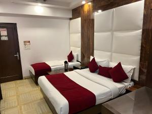 Postel nebo postele na pokoji v ubytování Hotel Sun International