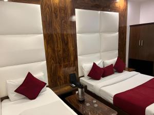 Postel nebo postele na pokoji v ubytování Hotel Sun International