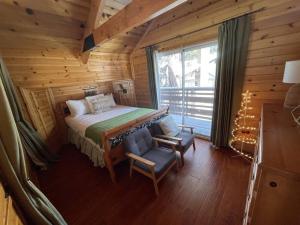 מיטה או מיטות בחדר ב-Summit: Discover Serenity in this Cozy Cabin with Mountain Views!