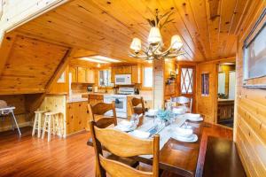 מסעדה או מקום אחר לאכול בו ב-Summit: Discover Serenity in this Cozy Cabin with Mountain Views!