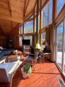 พื้นที่นั่งเล่นของ Summit: Discover Serenity in this Cozy Cabin with Mountain Views!