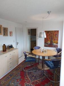 a dining room with a table and blue chairs at Casa MarieAnne City Haus, Gratisparken, Traumblick in Trier