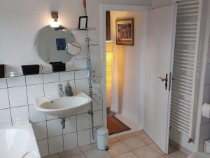 a white bathroom with a sink and a mirror at Casa MarieAnne City Haus, Gratisparken, Traumblick in Trier +8 photos