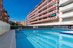 uma grande piscina em frente a um edifício em Residence Holiday em Porto Santa Margherita di Caorle