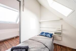 1 dormitorio con cama y espejo en EXQUIS 2,5 BR Maisonette I Familien I TOP-Location I Netflix I Mercedes-Benz, en Böblingen