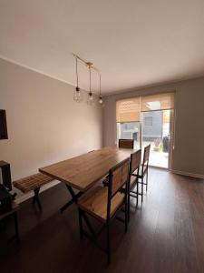 - une salle à manger avec une table et des chaises en bois dans l'établissement Gran Casa confortable en Santiago, à Lampa
