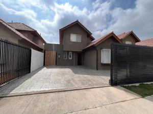 a house with a fence and a driveway at Gran Casa confortable en Santiago in Lampa