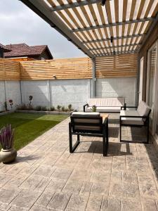 a patio with two benches and a wooden pergola at Gran Casa confortable en Santiago in Lampa