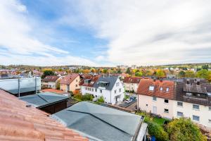 una vista aérea de una ciudad con edificios en EXQUIS 2,5 BR Maisonette I Familien I TOP-Location I Netflix I Mercedes-Benz, en Böblingen
