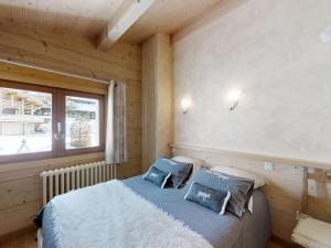 ein Schlafzimmer mit einem Bett und einem Fenster in der Unterkunft Appartement 4 pers. chaleureux près des pistes, Le Grand-Bornand - FR-1-467-46 in Le Grand-Bornand