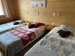 a bedroom with two beds in a log cabin at Appartement Le Grand-Bornand, 4 pièces, 8 personnes - FR-1-467-53 in Le Grand-Bornand