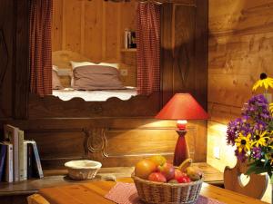 einen Tisch mit einem Obstkorb und einem Bett in der Unterkunft Appartement cosy 6 pers, près des pistes, animaux admis - FR-1-467-45 in Le Grand-Bornand