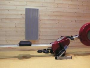 einen roten Grill in einem Raum mit einer Wand in der Unterkunft Appartement cosy 6 pers, près des pistes, animaux admis - FR-1-467-45 in Le Grand-Bornand + 2 Fotos