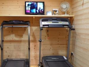 a room with a wall with a tv and a treadmill at Appartement Le Grand-Bornand, 3 pièces, 6 personnes - FR-1-467-45 in Le Grand-Bornand