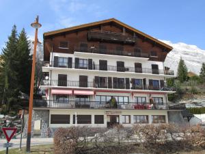 een groot gebouw met een balkon op een berg bij Appartement Le Grand-Bornand, 3 pièces, 6 personnes - FR-1-467-45 in Le Grand-Bornand