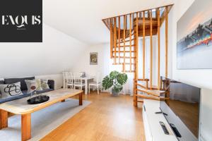 sala de estar con sofá y mesa en EXQUIS 2,5 BR Maisonette I Familien I TOP-Location I Netflix I Mercedes-Benz, en Böblingen