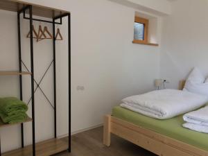 1 dormitorio con cama y espejo en Ferienwohnung mit Aussicht im Bergdorf Steibis im Allgäu, en Steibis