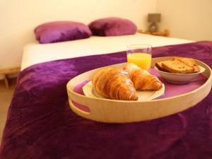 - Bandeja de cruasanes, pan y zumo de naranja en la cama en Appartement Le Grand-Bornand, 2 pièces, 5 personnes - FR-1-467-86, en Le Grand-Bornand