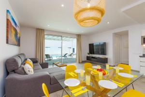 Et tv og/eller underholdning på Villa Alvarito by Villa Plus