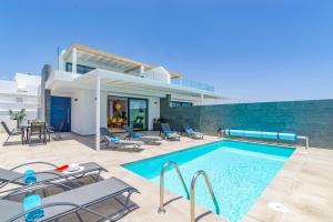 Swimmingpoolen hos eller tæt på Villa Alvarito by Villa Plus