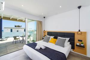 En eller flere senge i et værelse på Villa Alvarito by Villa Plus + 13 billeder