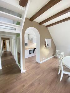 a living room with wooden floors and white ceilings at Dagmar 120qm 3 Schlafzimmer Wellness in Olsberg