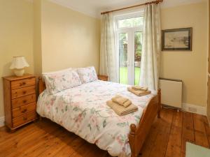 een slaapkamer met een bed met handdoeken erop bij Tidal Reach in Paignton