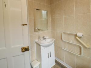 een badkamer met een wastafel en een douche bij Tidal Reach in Paignton