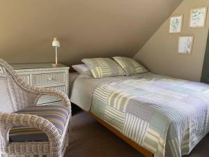 Llit o llits en una habitació de Secluded Cabin on Red Haven Farm