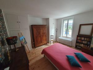1 dormitorio con 1 cama con manta roja en LES VOLETS BLEUS en Metz