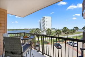 een balkon met een tafel en uitzicht op het water bij New Listing! Beautiful 1/1 Condo with Gorgeous Beach Views! Pool & Hot Tub!! - Shell We Dance in Galveston