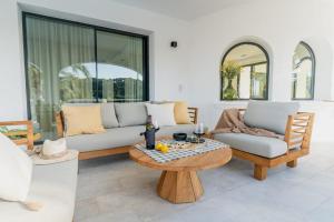 sala de estar con sofá y mesa en Villa La Palma, en Jávea