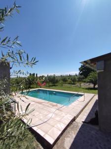 een zwembad in een tuin naast een huis bij Finca Las Acacias in Maipú