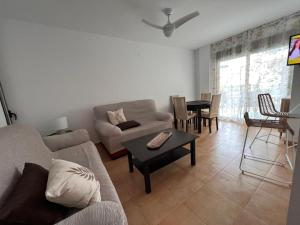 sala de estar con sofá y mesa en El puerto, en Puerto de Mazarrón