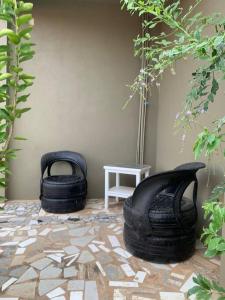 dos neumáticos negros sentados en un piso con una mesa en Acogedora casa en Cobija, en Tres Puentres