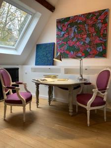 - une salle à manger avec une table et deux chaises dans l'établissement galerie jacqueline storme, à Lille