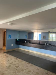 un baño con una fila de urinarios en la pared en Beachfront Bliss-2BR Haven Steps from Sandy Shores, en Cartagena de Indias