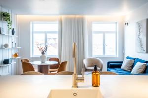 cocina y sala de estar con fregadero y mesa en Almada 551 - 4 1 Penthouse View by LovelyStay en Oporto