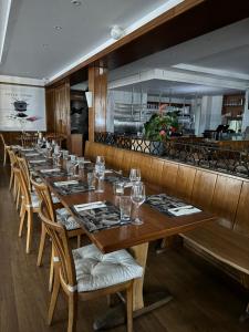 ein Esszimmer mit einem langen Tisch und Stühlen in der Unterkunft tas24ch Travel and Sleep 24 in St. Gallen