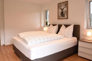 Una cama o camas en una habitación de Mountain View Appartements mit Blick